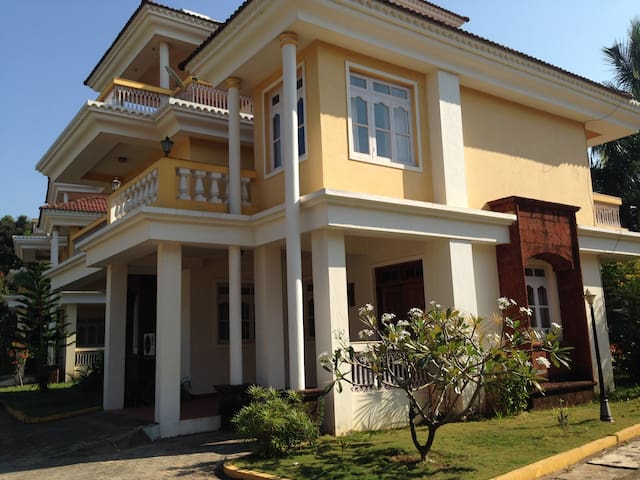 Gorgeous villa with a pool & short walk to a beach