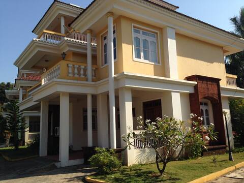 Gorgeous villa with a pool & short walk to a beach