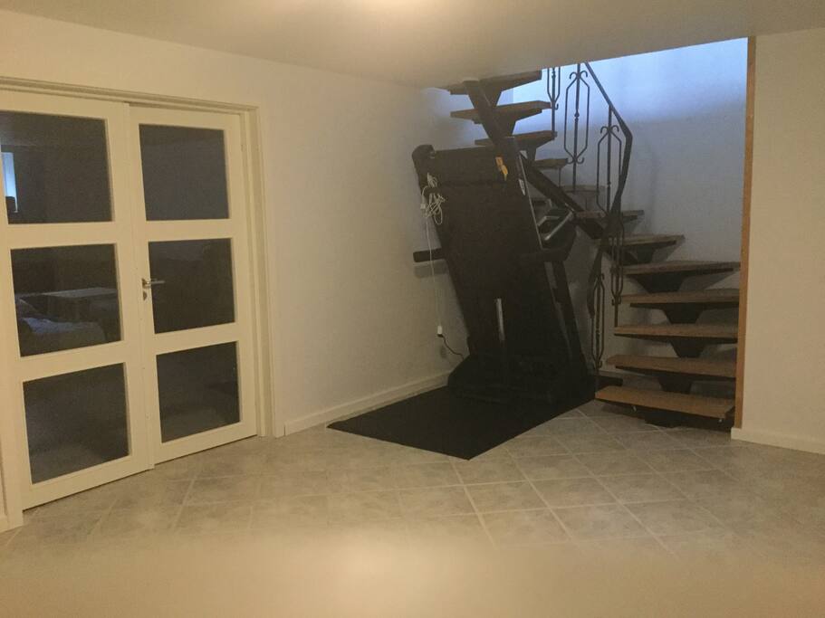 Fællesrum hvor boxmadras til bade enkelt og dobbelt seng kan opsættes + nogle luftmadrasser / Basement common area where both two single beds and a double bed can be set up + some air mattresses