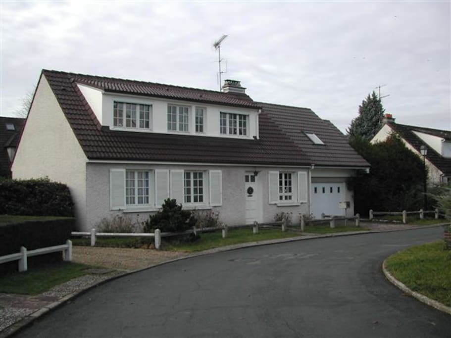 une maison située dans une résidence calme