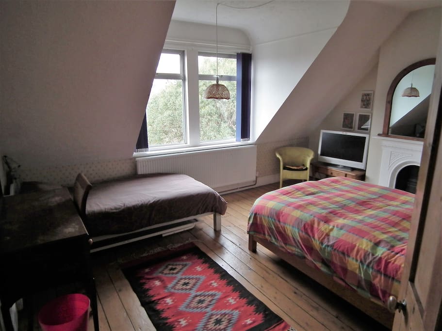 Room 1 (1 double bed + 1 single bed)