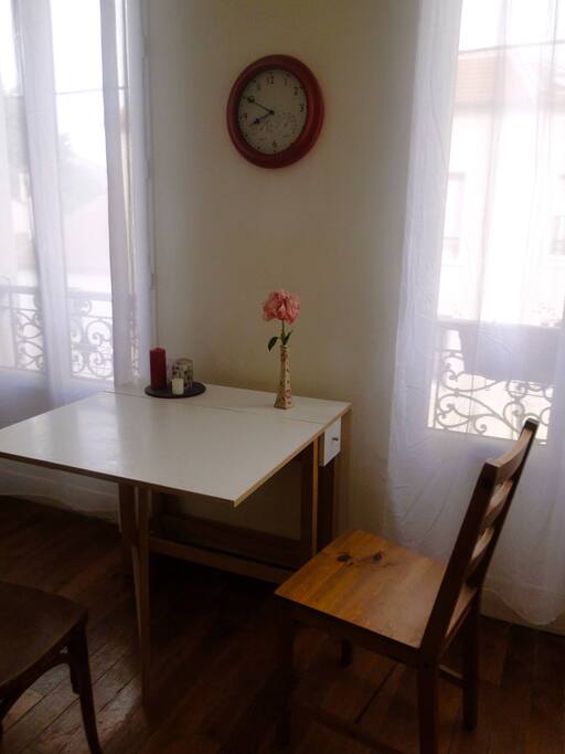 Le joli salon lumineux - table à rallonge et 4 chaises