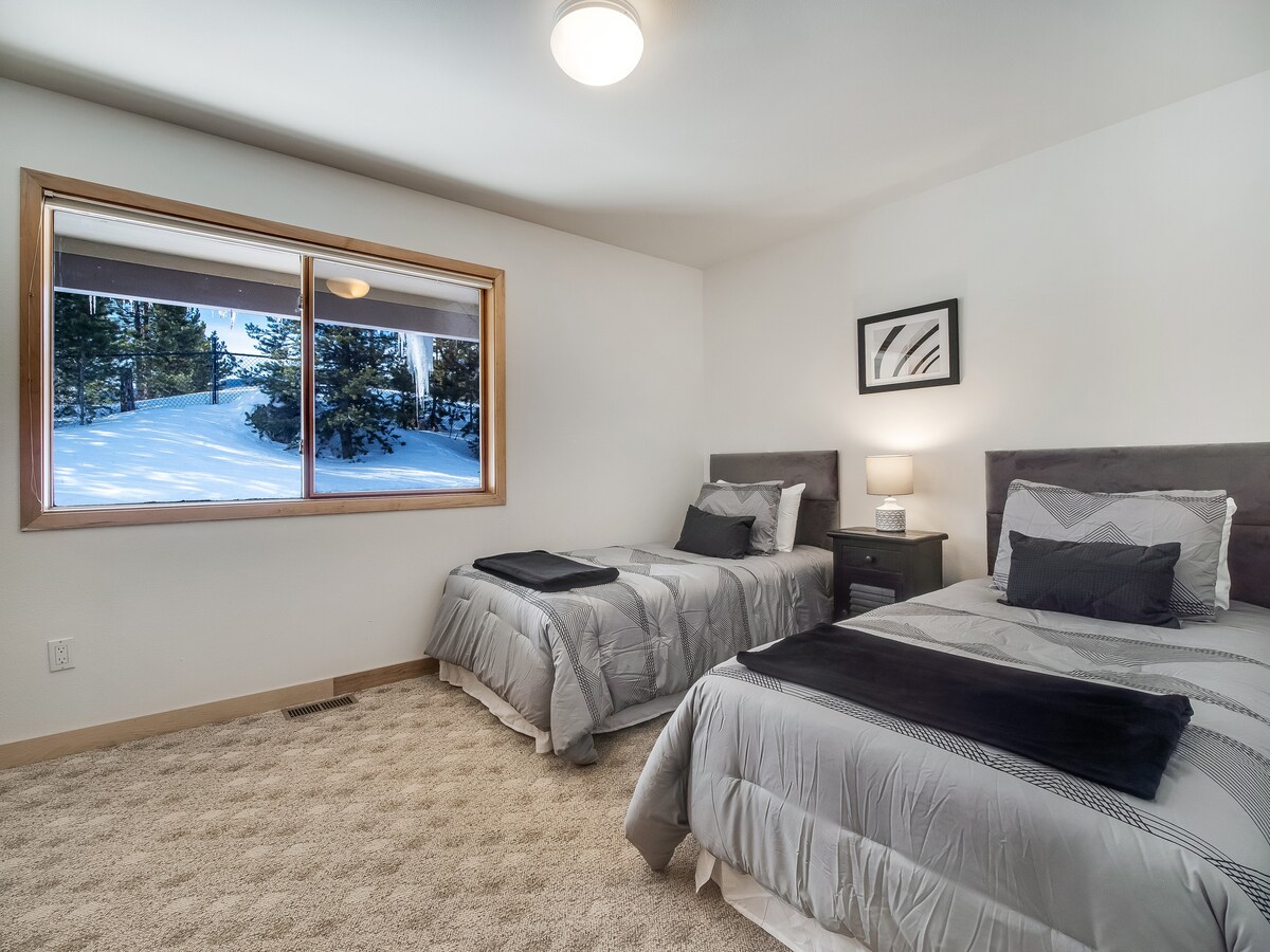 غرفة نوم ثانية بسريرين توأمين