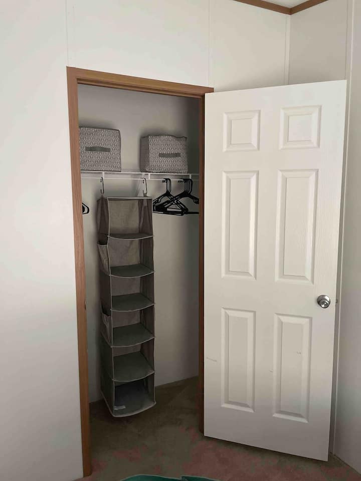 Dormitorio 2 Armario con coladores y espacio de almacenamiento
