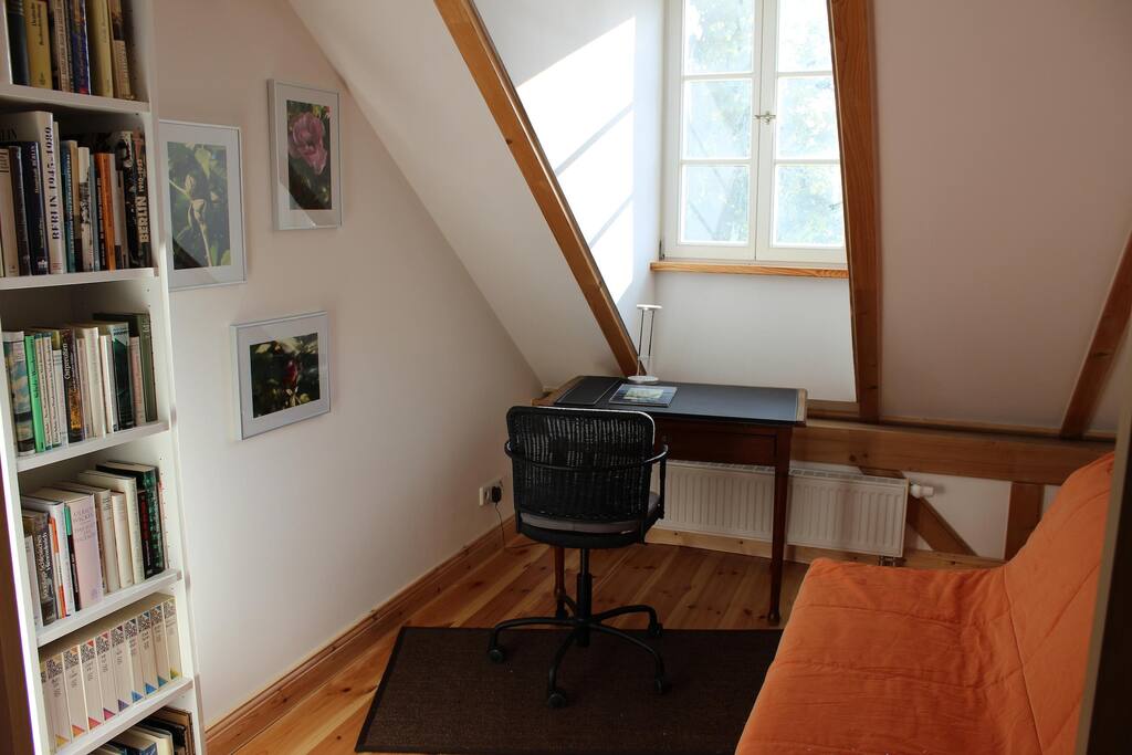 Arbeitszimmer mit Ausziehsofa