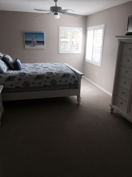 Bedroom 2 with queen size bed
