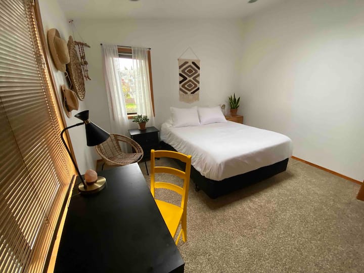 布莱克岛客房。加州加大双人床