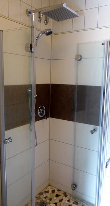 Separates Badezimmer mit Dusche, Toilette und Waschbecken