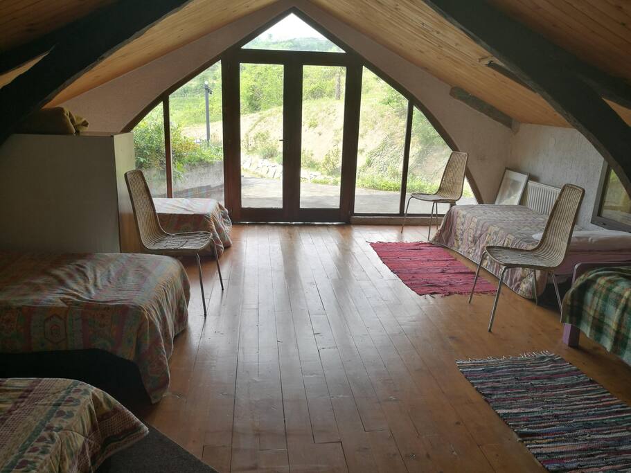 Panoramic room with 5 single bed for group of frend.