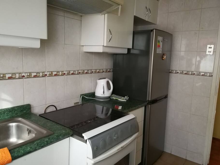 cocina completamente equipada