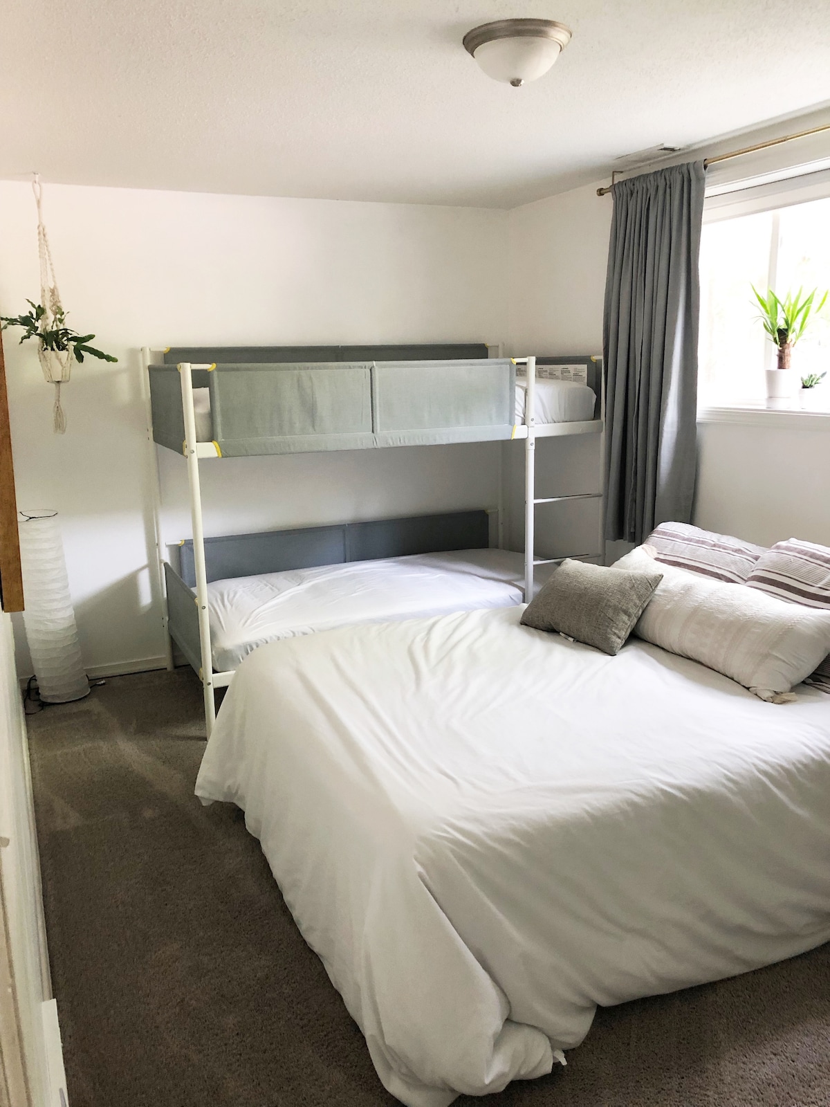 Slaapkamer 1. Een queensize bed en een stapelbed. 4 slaapplaatsen. Stapelbed is maximaal 250 pond en het bovenste bed is voor 6 jaar en ouder. 