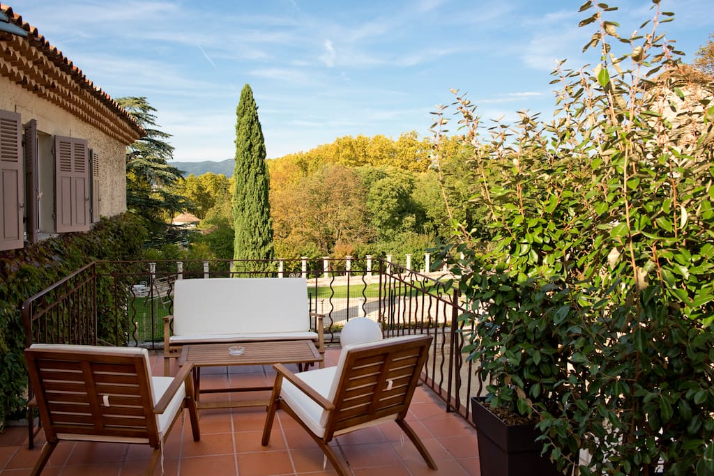 belle terrasse donnant sur le parc du Chateau et la Piscine