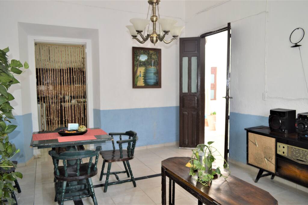 Sala comedor con ambiente rústico