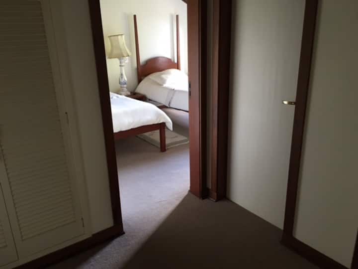 Antessala 1 piso con una de las habitaciones.