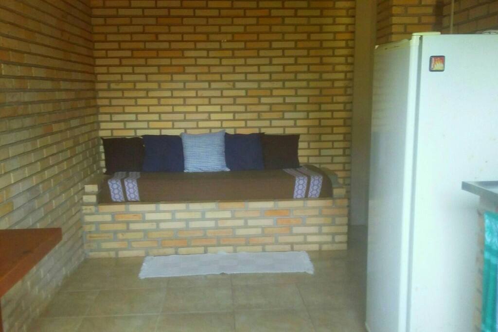 sala-cozinha ampla, com janela vista para natureza