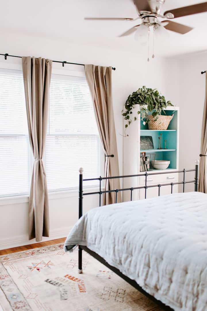 Queen Bedroom 1 (kufikia Julai 2021 chumba hiki kina TV  w/Roku isiyoonyeshwa kwenye picha)