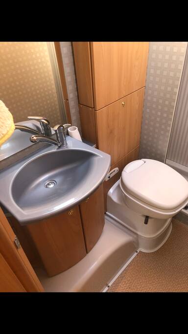 Salle de bain , toilette et douche séparée