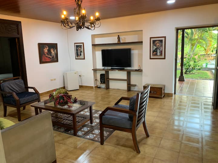 Hermosa Y Tranquila Finca Con Piscina - Ginebra