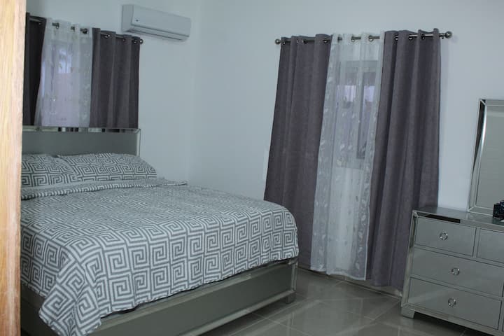 Hlavná spálňa s manželskou posteľou King a zatemnenými závesmi