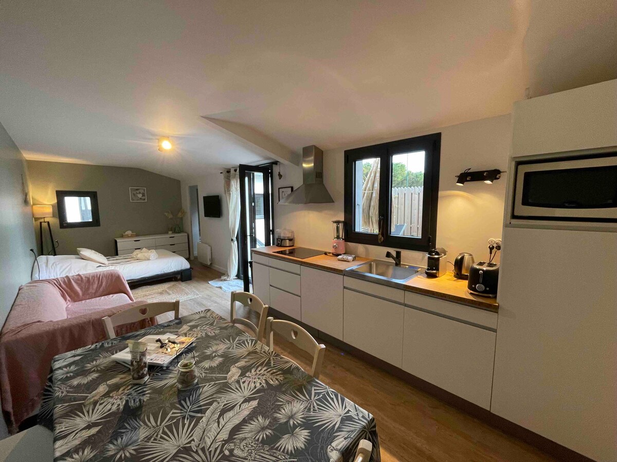 Top Airbnb: Adorable house 100 m from Ile de Ré beach à Le Bois Plage En Ré