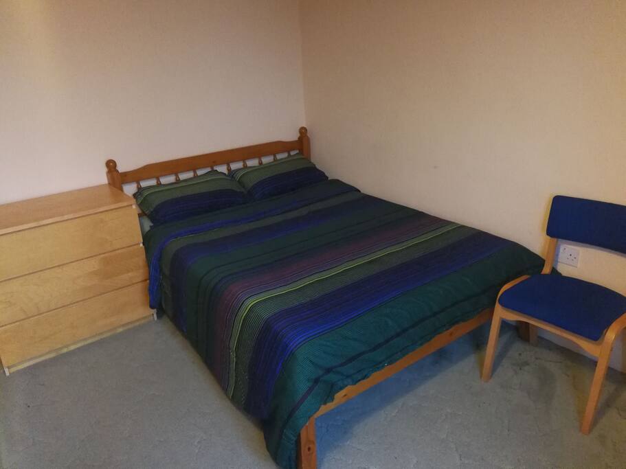 Medium-sized double bedroom