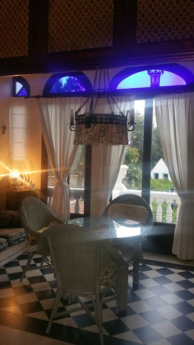 Lugar acojedor con vistas al jardin y Barraca Valencia dentro de la casa espectacular