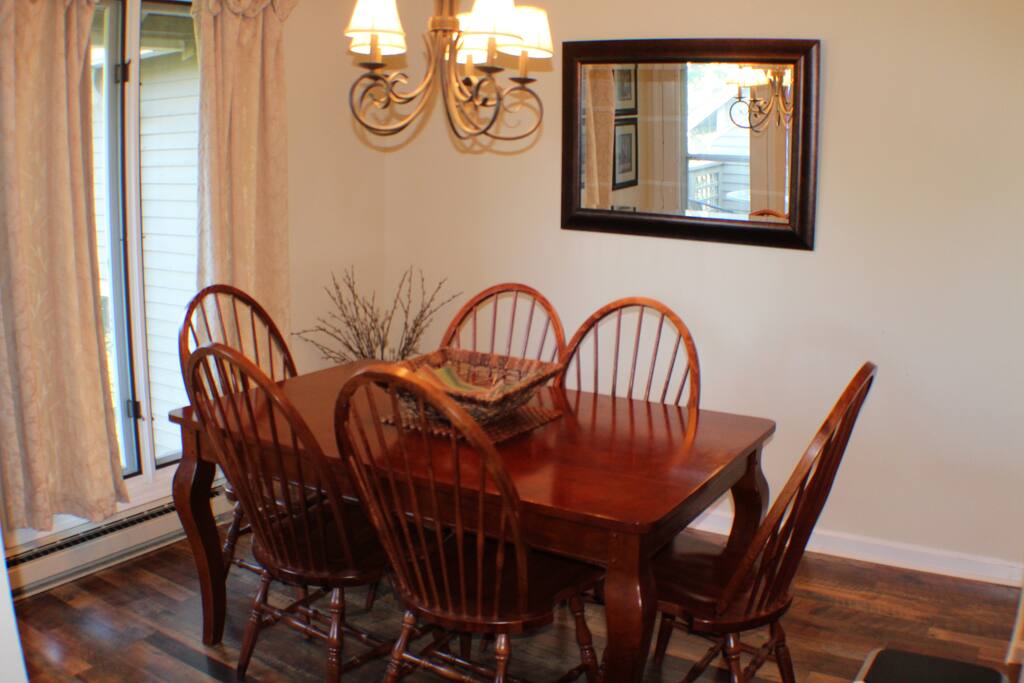 Dining room table seats 6. 3 additional barstools to granite countertop.