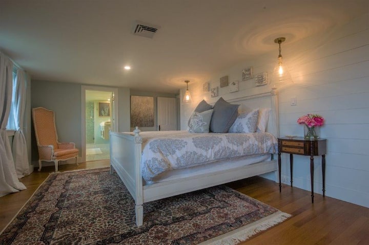 Просторна основна спалня със самостоятелна баня