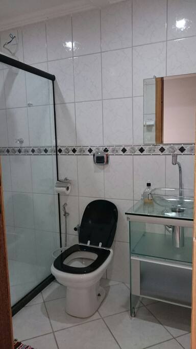 Banheiro exclusivamente p uso de quem estiver nesse quarto!