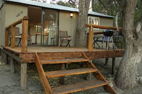 Bush Retreat just outside Maun,sleeps 2 (+ 2 kids)