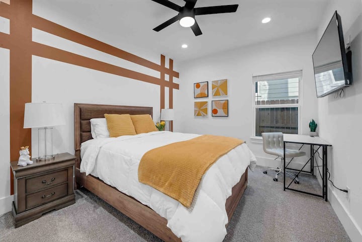 Spavaća soba s određenim radnim stolom