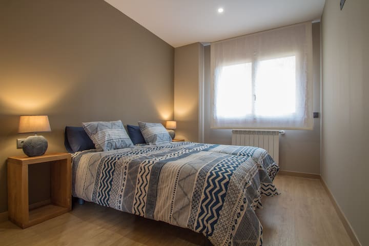 חדר n3 עם שתי מיטות והרבה אור טבעי.