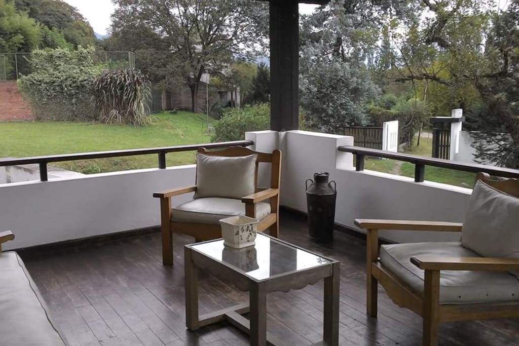Balcón o patio cervecero con vista a la cancha de pádel a la izquierda y al frente la entrada