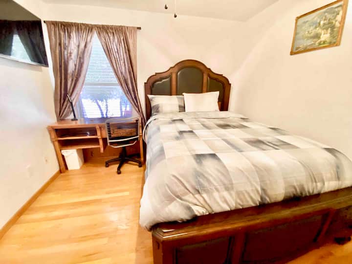 テーブル、椅子、窓がある4つ目の寝室です。