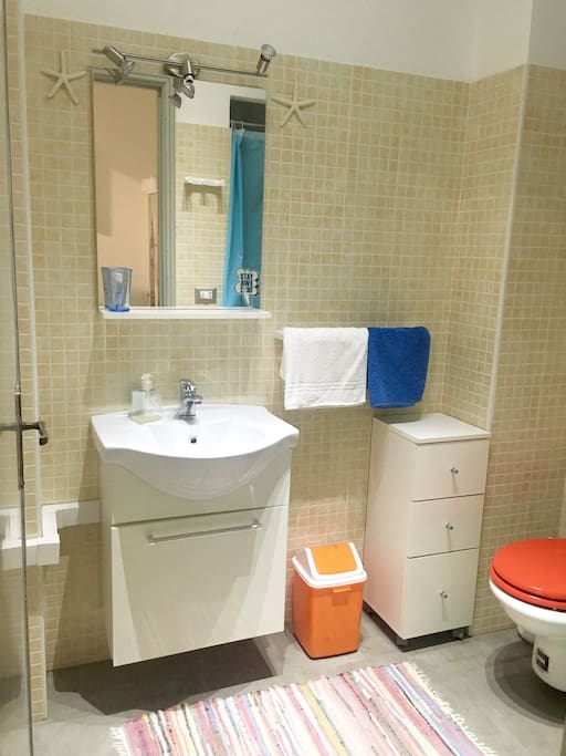 Bagno completo con doccia