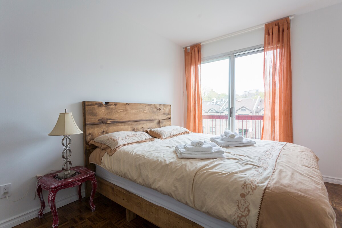 Spálňa č. 2
Drevená posteľ s pohodlným matracom