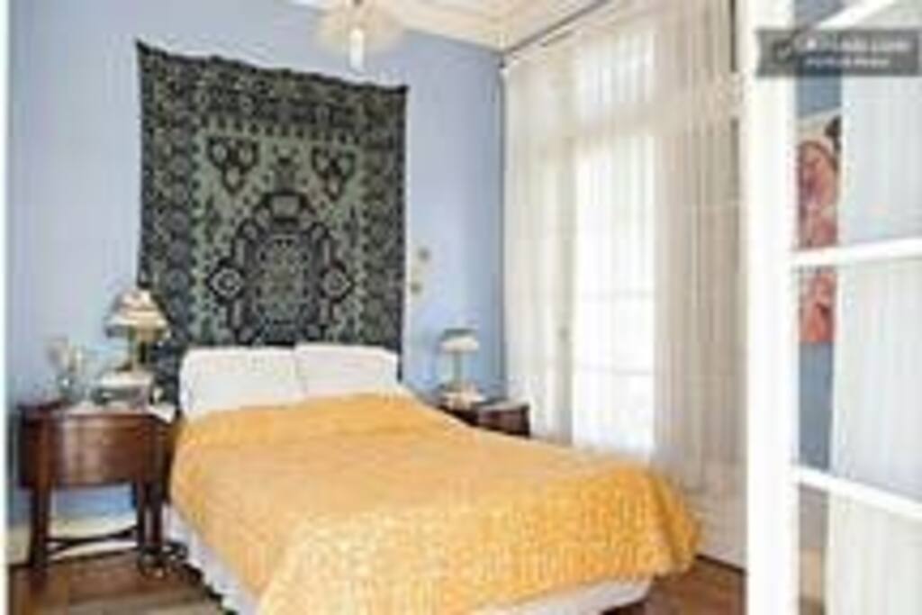 importante y cómoda cama con tapiz de artista chileno