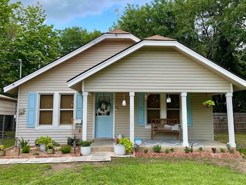 McDonald Cottage - Peaceful Backyard w/ Fire Pit