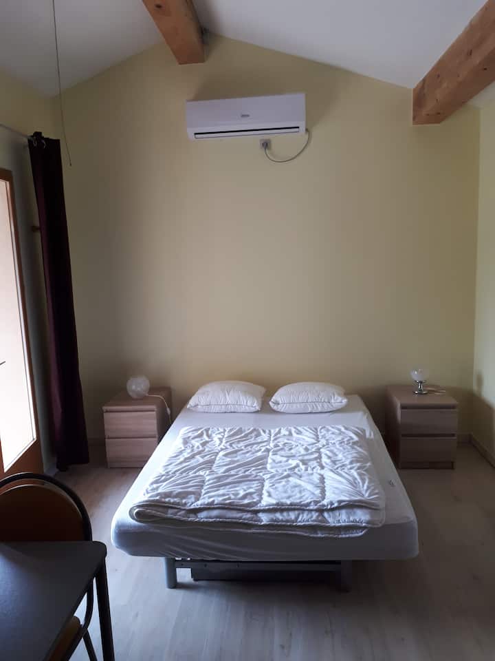 Studio si dhoma e gjumit nr. 4 me krevat të konvertueshëm me gjerësi 1,4 m