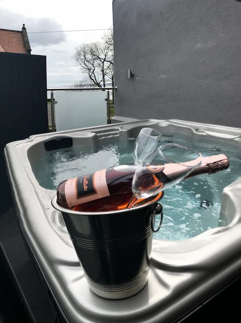 Daisy House Filey - Spacious, Sleeps 8, Hot Tub.