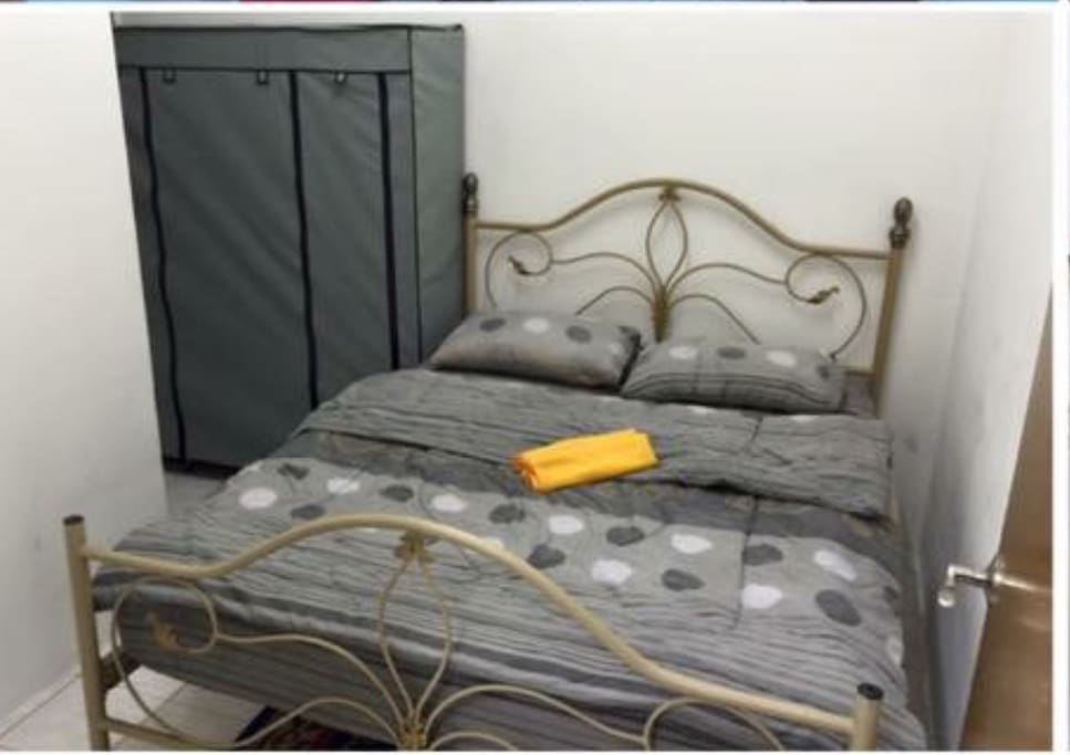 medium room with queen bed