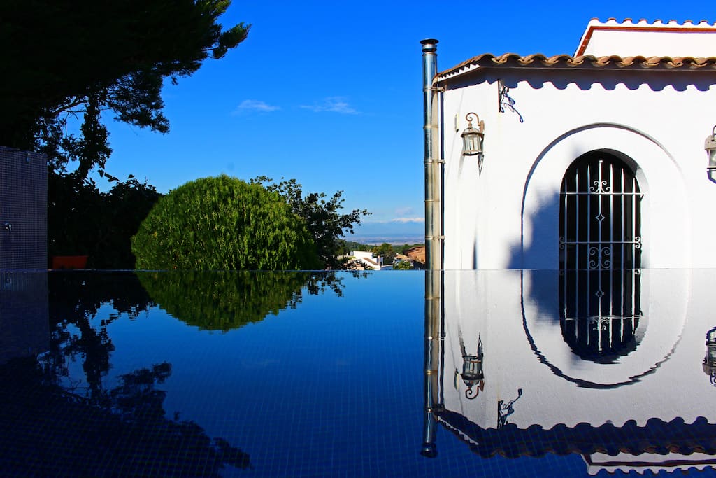 Disfrutad de un agradable baño en nuestra piscina desde septiembre hasta junio (incluidos)