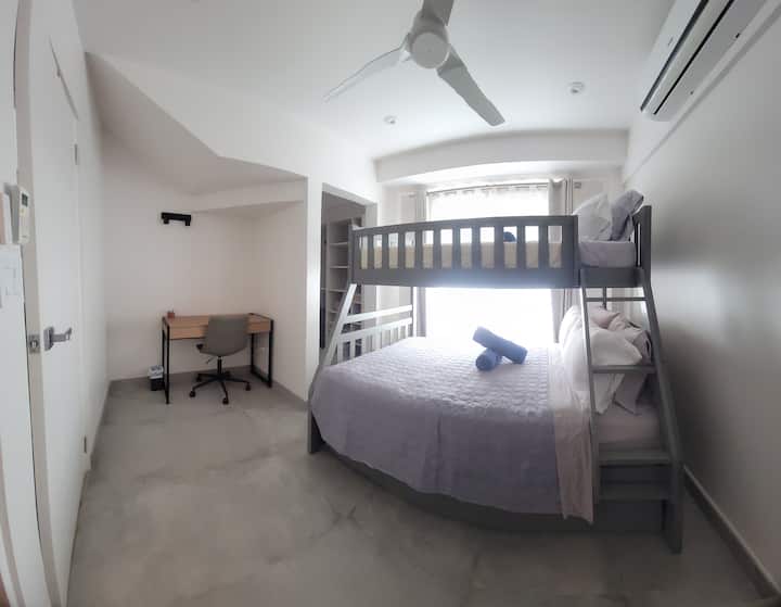 Спалня за гости №2 

Единичен матрак отгоре
Двоен матрак отдолу

Перфектна обстановка за семействата с деца!