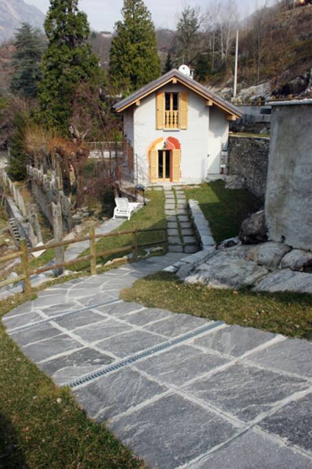 La rampa dal posteggio privato al B&B Popai