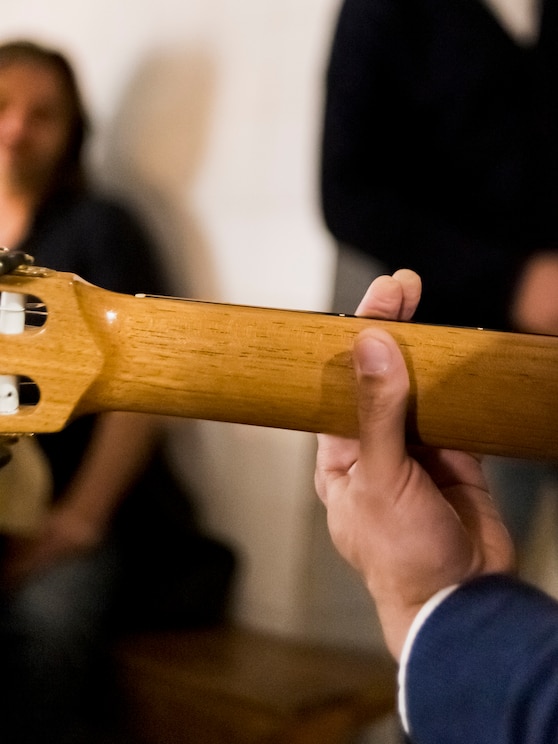 Show full-screen, host-provided image