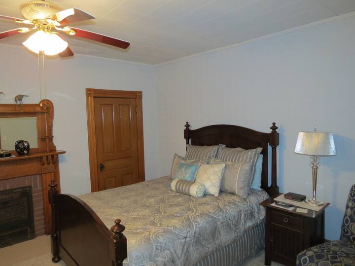 Large room with a Queen bed 