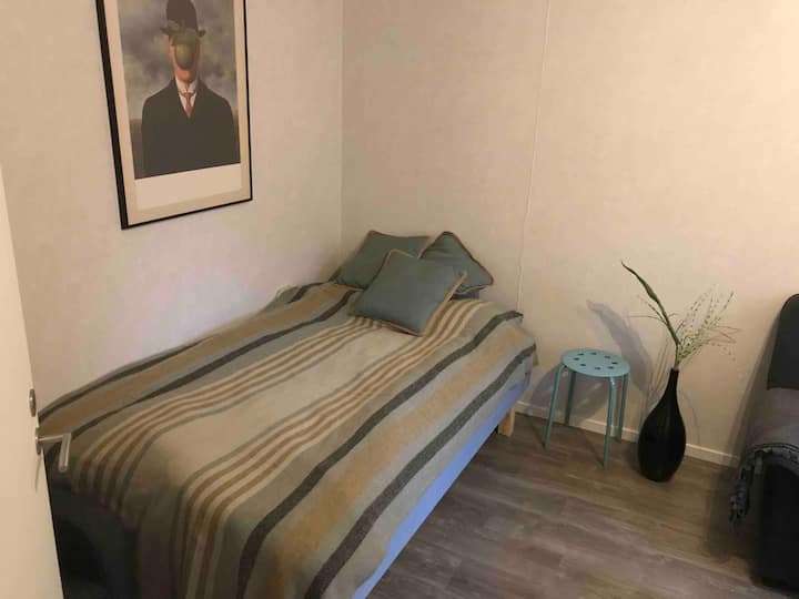 Stor enkel/liten dubbelsäng i det fjärde sovrummet. Sovplatser 1-2 personer, 120 cm bred.