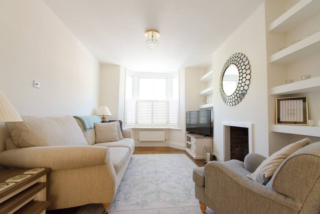 Living room seats 4 comfortably