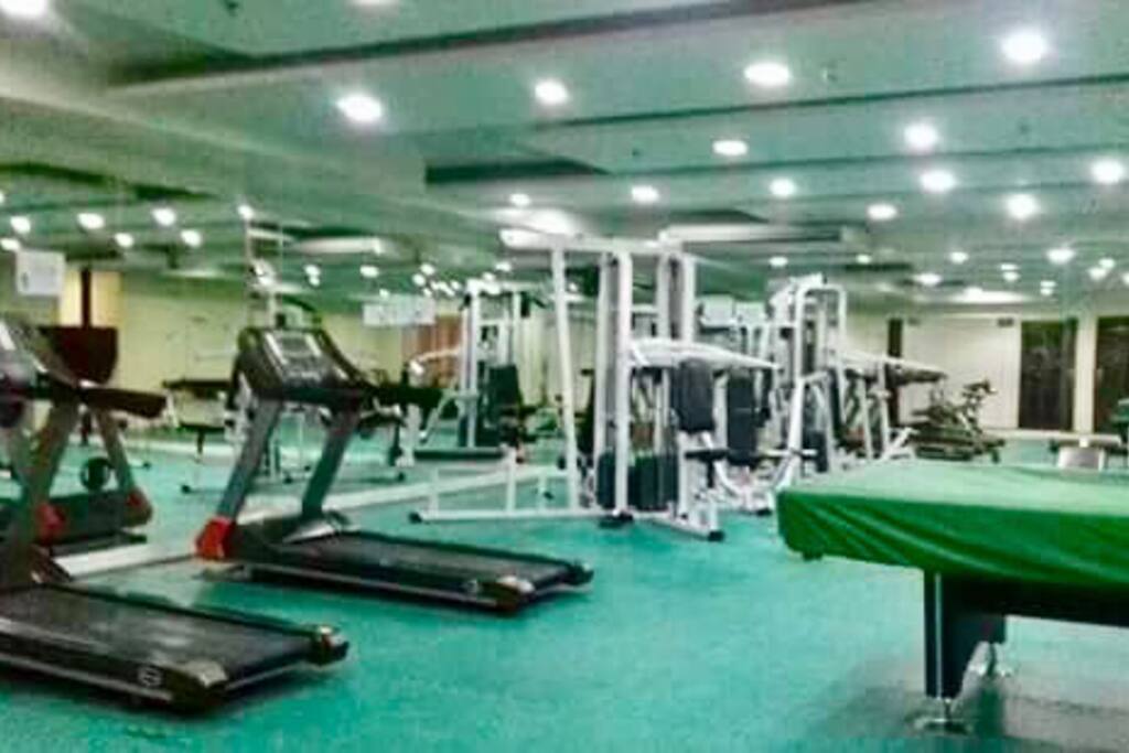 Rivaling the opulent style of a five-star hotel, Birch Tower offers endless amenities and services including night-sky themed café open to the residents and the public, a state-of-the-art gym with a swimming pool, a sauna and function rooms.