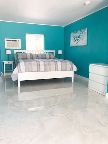 Relaxing beach unit 1 BD/1BA. 1/2 block from beach